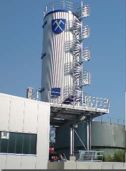 Silo Klärschlamm zum Unterfahren Isoliert mit Außentreppe